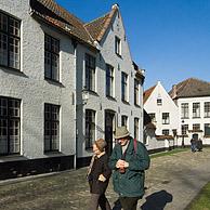 Toeristen in het begijnhof te Brugge, België
